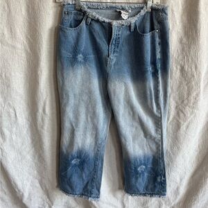 Cropped raw edge jeans, cute!